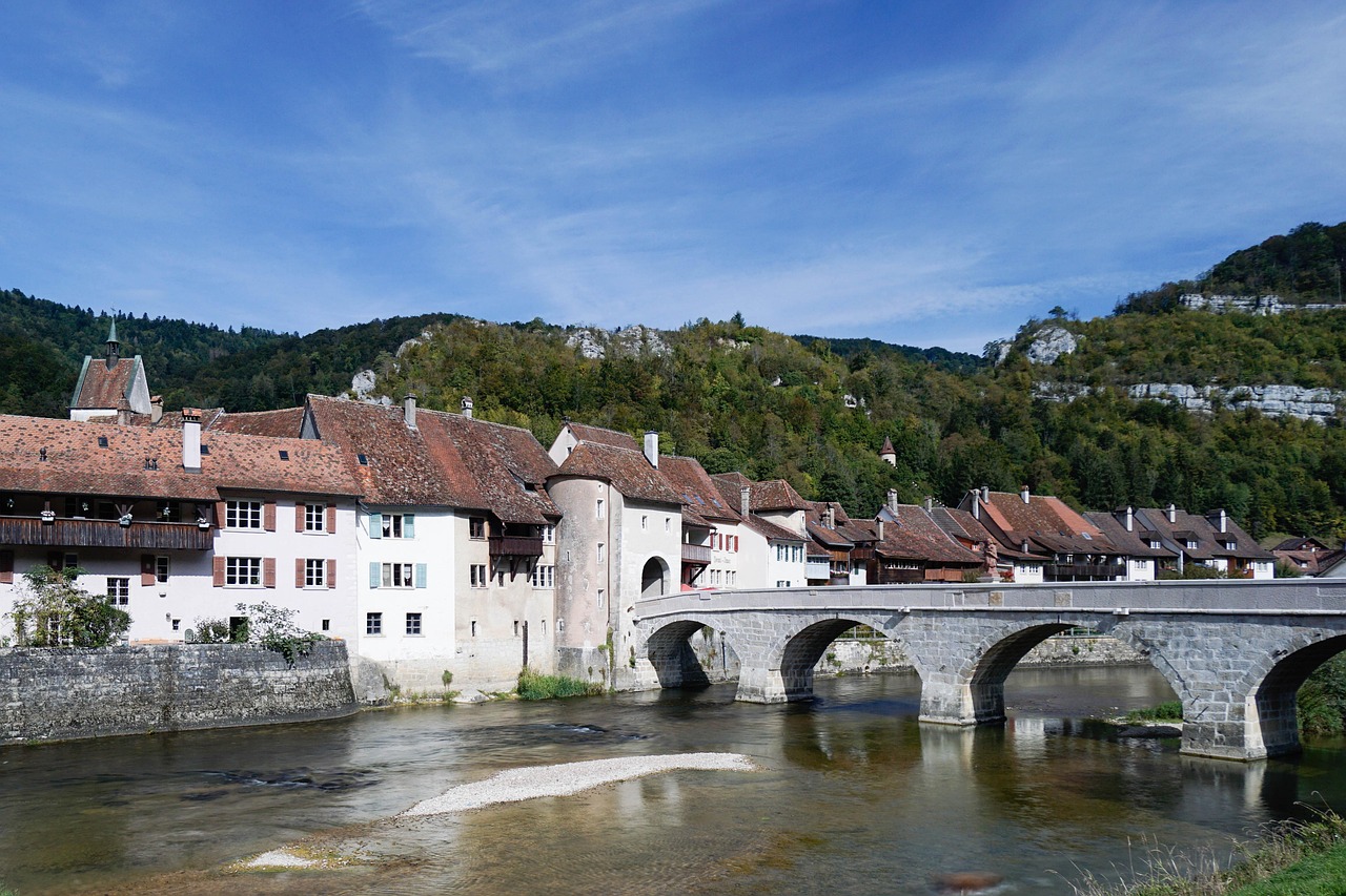 Vieille ville de Saint-Ursanne et pont sur le Doubs